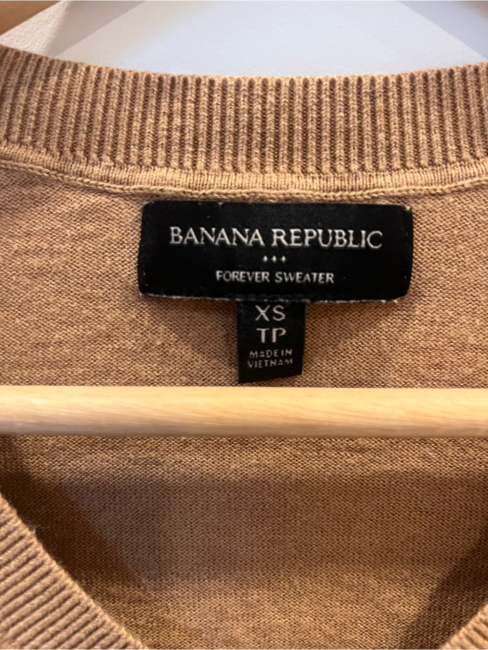 Banana Republic V-Neck Sweater in Camel - Picture 2 of 3